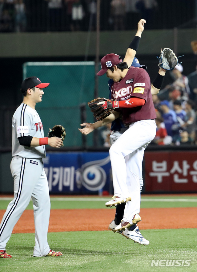 【울산=뉴시스】이영환 기자 = 14일 오후 울산 남구 문수야구장에서 열린 2018 KBO리그 올스타전 나눔올스타와 드림올스타의 경기에서 10 대 6 으로 승리한 나눔올스타 김하성과 박민우, 오지환이 기뻐하고 있다. 2018.07.14. 20hwan@newsis.com