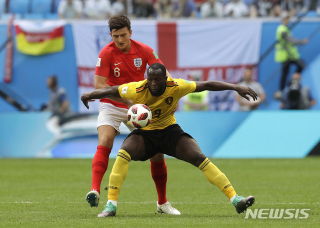 벨기에 로멜루 루카쿠와 잉글랜드 해리 매과이어가 볼을 다투고 있다. 