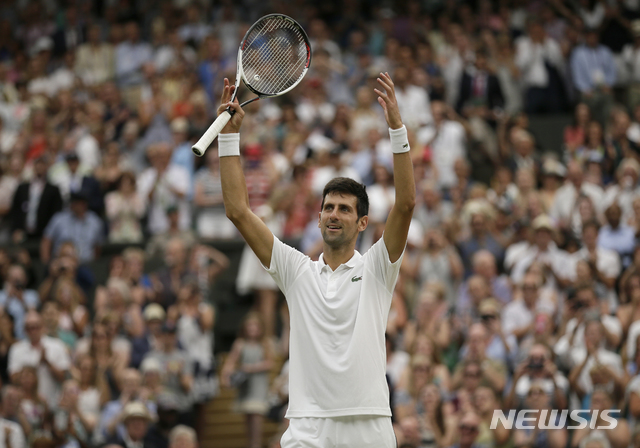 【런던=AP/뉴시스】 노박 조코비치가 14일(현지시간) 영국 런던 윔블던의 올잉글랜드클럽에서 열린 윔블던 테니스대회 남자 단식 준결승에서 라파엘 나달을 꺾은 뒤 기뻐하고 있다. 