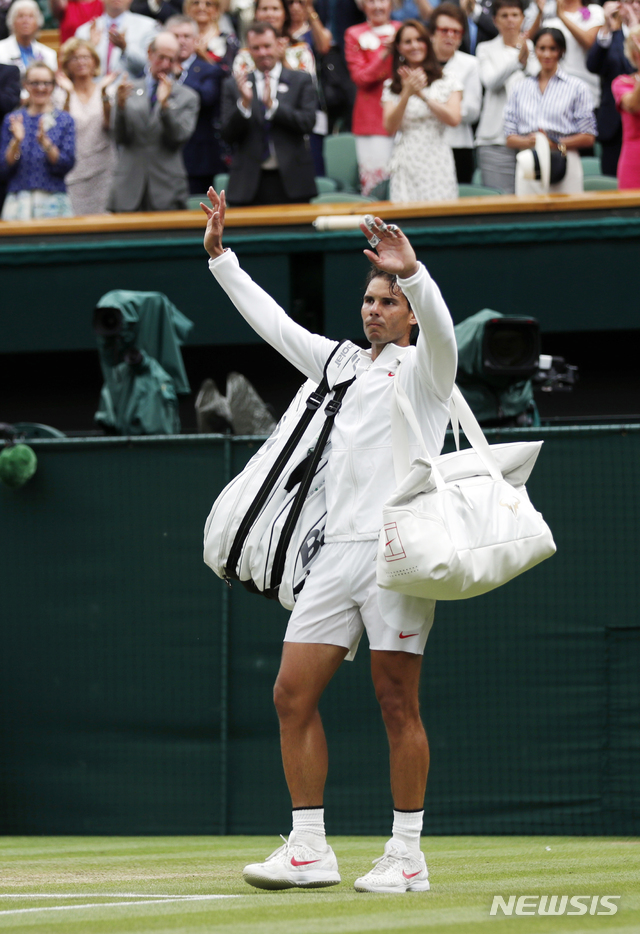【런던=AP/뉴시스】 라파엘 나달이 14일(현지시간) 영국 런던 윔블던의 올잉글랜드클럽에서 열린 윔블던 테니스대회 남자 단식 준결승에서 노박 조코비치에 패배한 뒤 코트를 떠나며 관중들에게 인사하고 있다. 