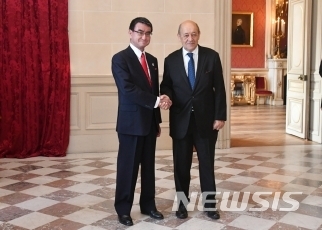 【서울=뉴시스】고노 다로(河野太郎) 외무상(왼쪽)이 14일(현지시간) 프랑스 파리에서 장-이브 르 드리앙 프랑스 외교부 장관과 회담을 했다. 양국 장관이 이날 악수를 나누고 있다. (사진출처: 일본 외무성 제공) 2018.07.15. 