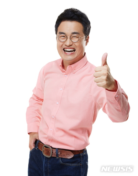 【부산=뉴시스】허상천 기자 = 국립일제강제동원역사관은 오는 8월 11일 오후 3시 역사관 상설전시실 중앙홀에서 최태성 EBS 한국사 강사가 ‘아직 끝나지 않은 8·15 이야기’를 주제로 역사 강연을 진행한다고 15일 밝혔다. 2018.07.15. (사진 = 일제강제동원역사관 제공) heraid@newsis.com