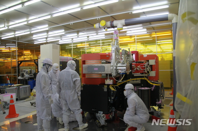 【포항=뉴시스】강진구 기자 = 경북 포항시는 ㈜파워테크닉스(대표 김도하)와 함께 포항나노융합기술원에 국내 최초로 SiC(실리콘카바이드) 전력반도체를 생산하는 공정을 구축하고 본격적인 양산체제에 돌입했다고 15일 밝혔다.사진은 차세대 SiC(실리콘카바이드) 전력반도체 생산 공정.2018.07.15.(사진=포항시 제공) photo@newsis.com