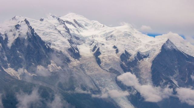 【서울=뉴시스】프랑스 정부는 14일(현지시간) 안전을 이유로 몽블랑 정상 등정을 한시적으로 제한하는 칙령을 발령했다. 사진은 몽블랑의 모습. <사진출처:언스플래시닷컴> 2018.07.15 