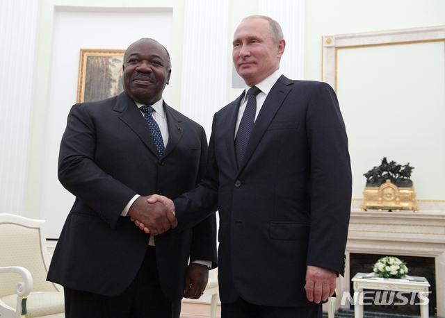 올 7월 가봉의 봉고 대통령이 러시아를 방문해 푸틴 대통령과 만나고있다 AP