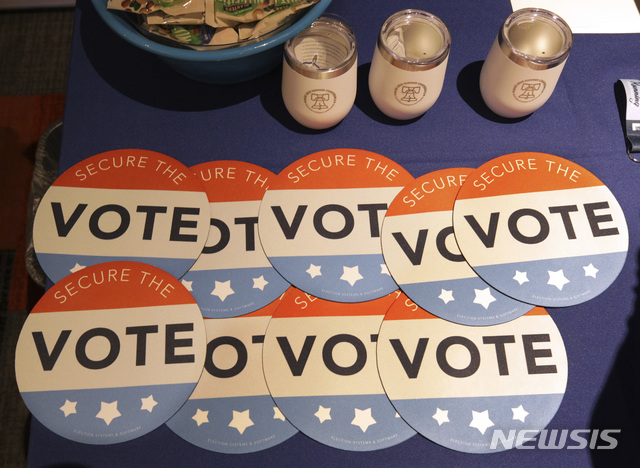 【 필라델피아 = AP/뉴시스】 올 7월 14일 필라델피아에서 열린 미 국토안보부 주최의 선거보안 특별 회의장 앞에서 '선거 보안'이란 글짜가 쓰여진 컴퓨터 마우스 패드가 판매대 위에 진열되어 있다. 이 회의에서는 선거보안과 투개표 장비, 유권자 등록 장비등 일반인에게 알려지지 않은 선거준비품에 대한 논의가 이루어졌다. 2018.09.28