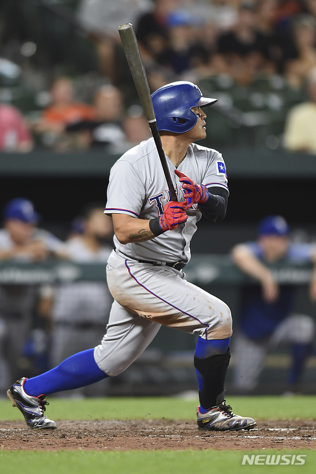 【볼티모어=AP/뉴시스】 텍사스 레인저스의 추신수가 15일(한국시간) 미국 메릴랜드주 볼티모어의 오리올 파크 앳 캠든 야즈에서 열린 볼티모어 오리올스와의 원정경기에서 8회초 안타를 때려내고 있다. 