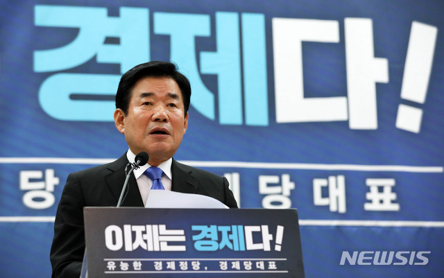 【서울=뉴시스】홍효식 기자 = 김진표 더불어민주당 의원이 15일 오전 서울 여의도 국회 의원회관 제1소회의실에서 차기 지도부 선출을 위한 당대표 경선 출마 선언을 하고 있다. 2018.07.15. yesphoto@newsis.com