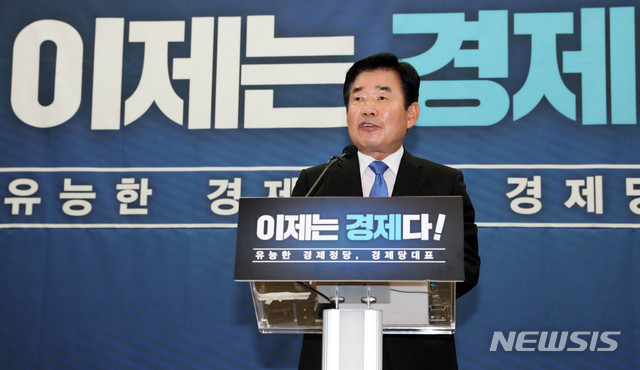 【서울=뉴시스】홍효식 기자 = 김진표 더불어민주당 의원이 15일 오전 서울 여의도 국회 의원회관 제1소회의실에서 차기 지도부 선출을 위한 당대표 경선 출마 선언을 하고 있다. 2018.07.15. yesphoto@newsis.com