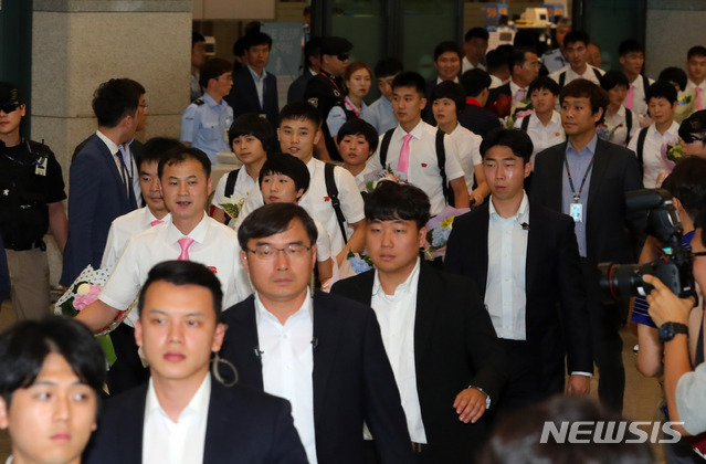 【인천공항=뉴시스】배훈식 기자 = 2018 코리아오픈 국제탁구대회에 참가하는 북한 탁구 대표팀 선수들이 15일 오후 인천국제공항으로 방남하고 있다. 2018.07.15.&nbsp; dahora83@newsis.com