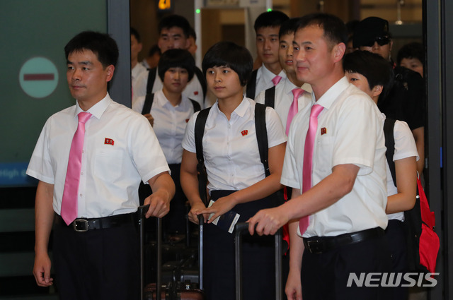 【인천공항=뉴시스】배훈식 기자 = 2018 코리아오픈 국제탁구대회에 참가하는 북한 탁구 대표팀 선수들이 15일 오후 인천국제공항으로 방남하고 있다. 2018.07.15. dahora83@newsis.com