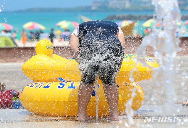 【제주=뉴시스】우장호 기자 = 폭염특보가 내려진 15일 오후 제주시 애월읍 곽지해수욕장 분수대에서 한 어린이가 물놀이에 흠뻑 빠져있다. 2018.07.15. woo1223@newsis.com