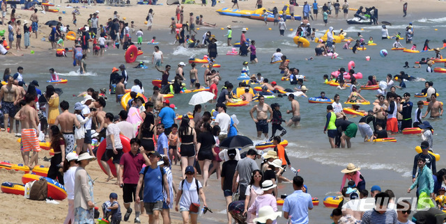 【부산=뉴시스】 하경민 기자 = 15일 오후 부산 해운대해수욕장을 찾은 시민과 관광객들이 물놀이를 즐기고 있다. 부산에는 지난 11일 폭염주의보가 발령됐다가 12일 경보로 대치돼 나흘 동안 유지되고 있다. 2018.07.15. yulnetphoto@newsis.com
