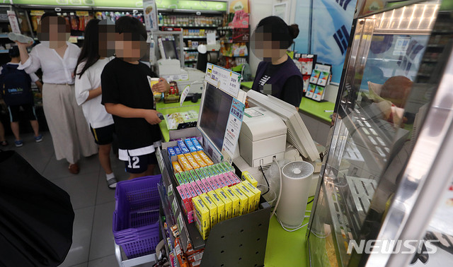 【서울=뉴시스】추상철 기자 = 최저임금 인상에 대해 전국편의점가맹점협회 회원들이 월 1회 동맹휴업을 추진하는 등 반발에 나섰다. 15일 오후 서울의 한 편의점에서 알바생이 근무를 하고 있다. 전국편의점가맹점협회는 16일 오후 전체회의를 열고 최저임금 방안 등 공동 대응책에 대해 논의할 예정이다. 2018.07.15.&nbsp; scchoo@newsis.com