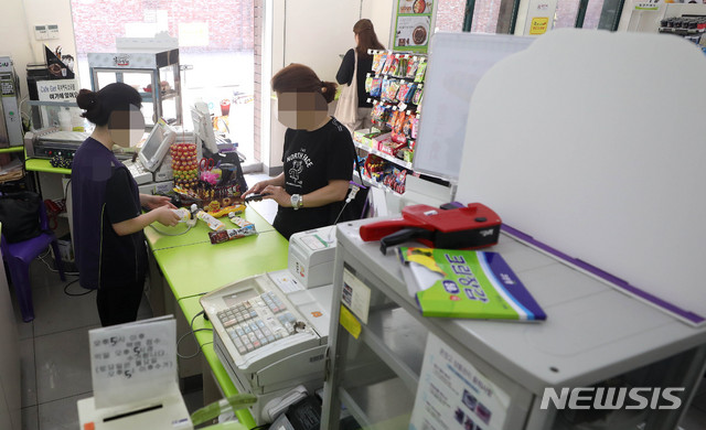 도심 한 편의점에서 알바생이 근무를 하고 있다. (뉴시스 DB) photo@newsis.com