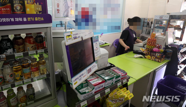 【서울=뉴시스】추상철 기자 = 최저임금 인상에 대해 전국편의점가맹점협회 회원들이 월 1회 동맹휴업을 추진하는 등 반발에 나섰다. 15일 오후 서울의 한 편의점에서 알바생이 근무를 하고 있다.전국편의점가맹점협회는 16일 오후 전체회의를 열고 최저임금 방안 등 공동 대응책에 대해 논의할 예정이다.&nbsp; 2018.07.15. scchoo@newsis.com