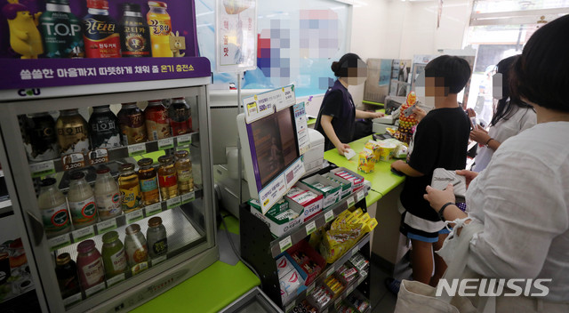 【서울=뉴시스】추상철 기자 = 최저임금 인상에 대해 전국편의점가맹점협회 회원들이 월 1회 동맹휴업을 추진하는 등 반발에 나섰다. 15일 오후 서울의 한 편의점에서 알바생이 근무를 하고 있다. 전국편의점가맹점협회는 16일 오후 전체회의를 열고 최저임금 방안 등 공동 대응책에 대해 논의할 예정이다. 2018.07.15.&nbsp; scchoo@newsis.com