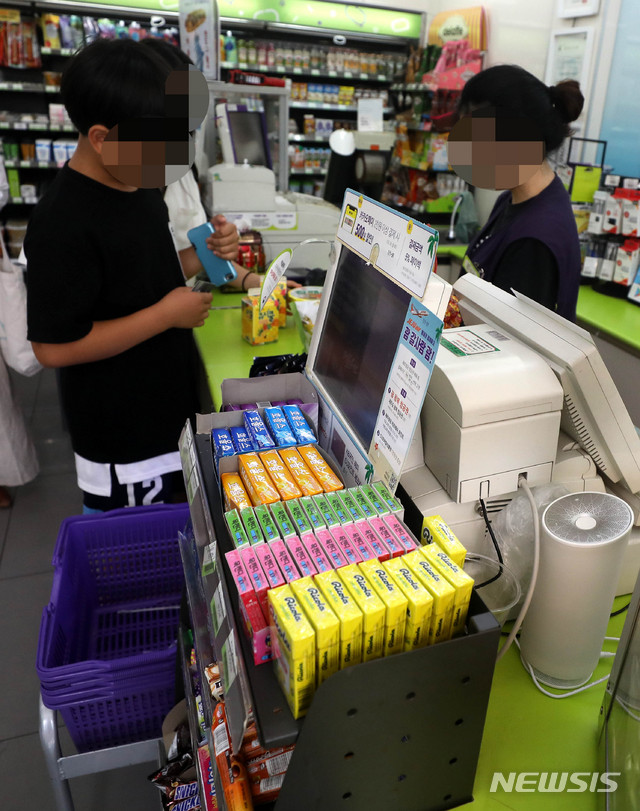 【서울=뉴시스】추상철 기자 = 최저임금 인상에 대해 전국편의점가맹점협회 회원들이 월 1회 동맹휴업을 추진하는 등 반발에 나섰다. 15일 오후 서울의 한 편의점에서 알바생이 근무를 하고 있다. 전국편의점가맹점협회는 16일 오후 전체회의를 열고 최저임금 방안 등 공동 대응책에 대해 논의할 예정이다. 2018.07.15.&nbsp; scchoo@newsis.com