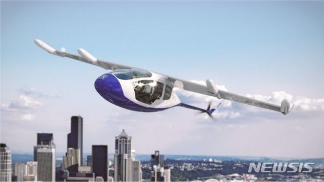 【서울=뉴시스】영국 롤스로이스가 수직이착륙이 가능하고 4∼5명이 탈 수 있는 전기자동차를 빠르면 2020년대 중반 출시할 수 있을 것이라고 밝혔다. 이 자동차는 최고 시속 402㎞에 최장 800㎞까지 운항할 수 있다. <사진 출처 : 英 BBC> 2018.7.16