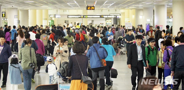 【제주=뉴시스】많은 관광객 인파가 몰린 제주국제공항 입국장. (사진=뉴시스DB)