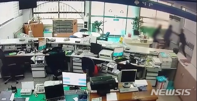 【영주=뉴시스】박준 기자 = 16일 낮 12시20분께 경북 영주시 순흥면 흥주새마을금고에 복면을 쓰고 흉기를 든 남성이 침입해 직원을 위협 후 4300만원을 뺏어 달아났다. 사진은 범행 당시 흥주새마을금고 CCTV 화면. 2018.07.16(사진=경북지방경찰청 제공) photo@newsis.com 