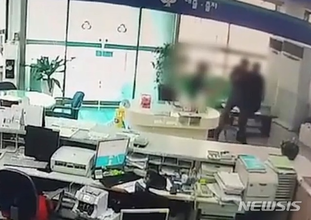 【영주=뉴시스】박준 기자 = 16일 낮 12시20분께 경북 영주시 순흥면 흥주새마을금고에 복면을 쓰고 흉기를 든 남성이 침입해 직원을 위협 후 4300만원을 뺏어 달아났다. 사진은 범행 당시 흥주새마을금고 CCTV 화면. 2018.07.16(사진=경북지방경찰청 제공) photo@newsis.com 