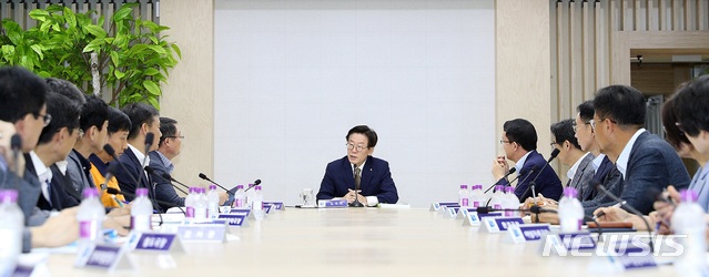 실국장회의를 주재하고 있는 이재명 경기도지사.