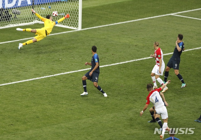Croatia's Ivan Perisic shoots to score his team's first goal during the final match between France and Croatia at the 2018 soccer World Cup in the Luzhniki Stadium in Moscow, Russia, Sunday, July 15, 2018. (AP Photo/Frank Augstein) 