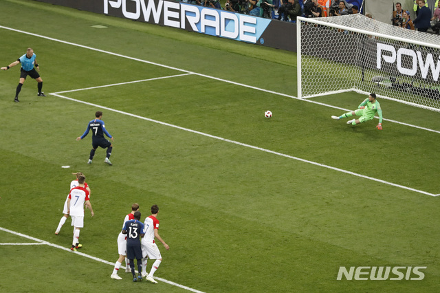 France's Antoine Griezmann scores his side' second goal from the penalty spot during the final match between France and Croatia at the 2018 soccer World Cup in the Luzhniki Stadium in Moscow, Russia, Sunday, July 15, 2018. (AP Photo/Rebecca Blackwell) 