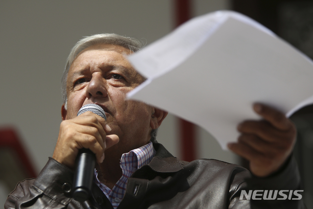 【멕시코시티 = AP/뉴시스】 오늘 12월 취임을 앞둔 멕시코의 대통령 당선인 안드레스 마누엘 로페스 오브라도르가 15일 기자회견에서 현행 대통령 봉급 내역과 자신이 받을 봉급을 대조한 서류를 들고 정부긴축정책에 대해 밝히고 있다.