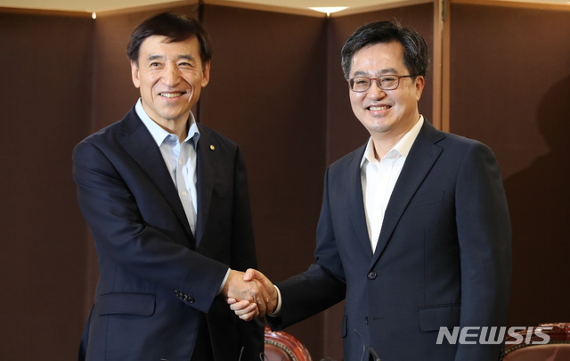 【서울=뉴시스】김진아 기자 = 김동연(오른쪽) 부총리 겸 기획재정부 장관과 이주열 한국은행 총재가 16일 서울 중구 한국은행에서 최근 경제·금융 현안과 대응방향을 논의를 위한 조찬 회동을 하기 전 악수를 하고 있다. 2018.07.16. bluesoda@newsis.com