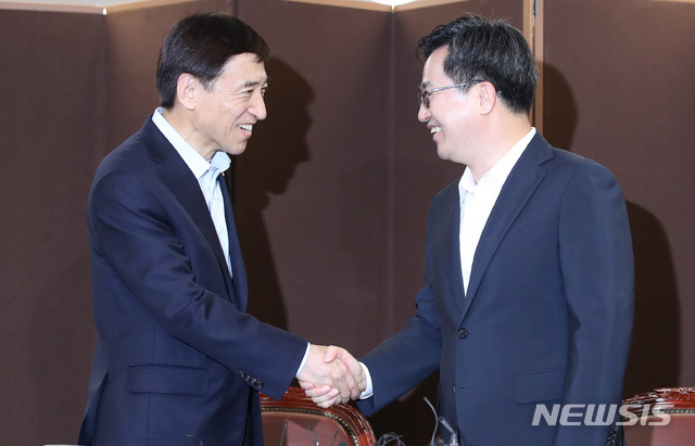 【서울=뉴시스】김진아 기자 = 김동연(오른쪽) 부총리 겸 기획재정부 장관과 이주열 한국은행 총재가 16일 서울 중구 한국은행에서 최근 경제·금융 현안과 대응방향을 논의를 위한 조찬 회동을 하기 전 악수를 하고 있다. 2018.07.16.&nbsp; bluesoda@newsis.com