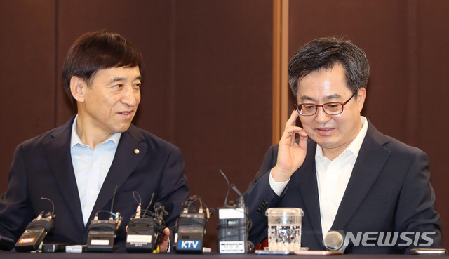 【서울=뉴시스】김진아 기자 = 김동연(오른쪽) 부총리 겸 기획재정부 장관과 이주열 한국은행 총재가 16일 서울 중구 한국은행에서 최근 경제·금융 현안과 대응방향을 논의를 위한 조찬 회동을 하기 전 대화를 하고 있다. 2018.07.16.&nbsp; bluesoda@newsis.com