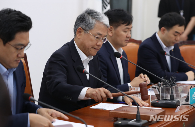 【서울=뉴시스】고승민 기자 = 16일 오전 서울 여의도 국회에서 열린 바른미래당 제11차 비상대책위원회의에서 김동철(왼쪽 두번째) 비대위원장이 모두발언 전 회의를 개회하고 있다. 2018.07.16. kkssmm99@newsis.com