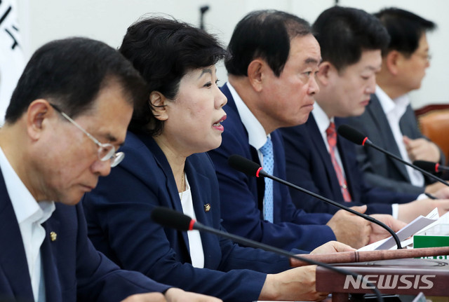 【서울=뉴시스】홍효식 기자 = 민주평화당 조배숙 대표가 16일 오전 서울 여의도 국회에서 열린 최고위원-국회의원 연석회의에 참석해 모두발언을 하고 있다. 왼쪽부터 윤영일 최고위원, 조배숙 대표, 장병완 원내대표, 배준현, 민영삼 최고위원. 2018.07.16. yesphoto@newsis.com