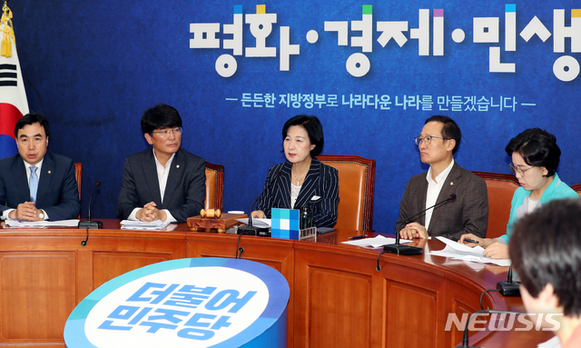 【서울=뉴시스】이종철 기자 = 16일 오전 서울 여의도 국회에서 열린 더불어민주당 최고위원회의에서 추미애 대표가 모두발언을 하고 있다. 2018.07.16. jc4321@newsis.com