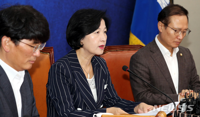 【서울=뉴시스】이종철 기자&nbsp; =&nbsp; 16일 오전 서울 여의도 국회에서 열린 더불어민주당 최고위원회의에서 추미애 대표가 모두발언을 하고 있다. 2018.07.16.&nbsp; jc4321@newsis.com