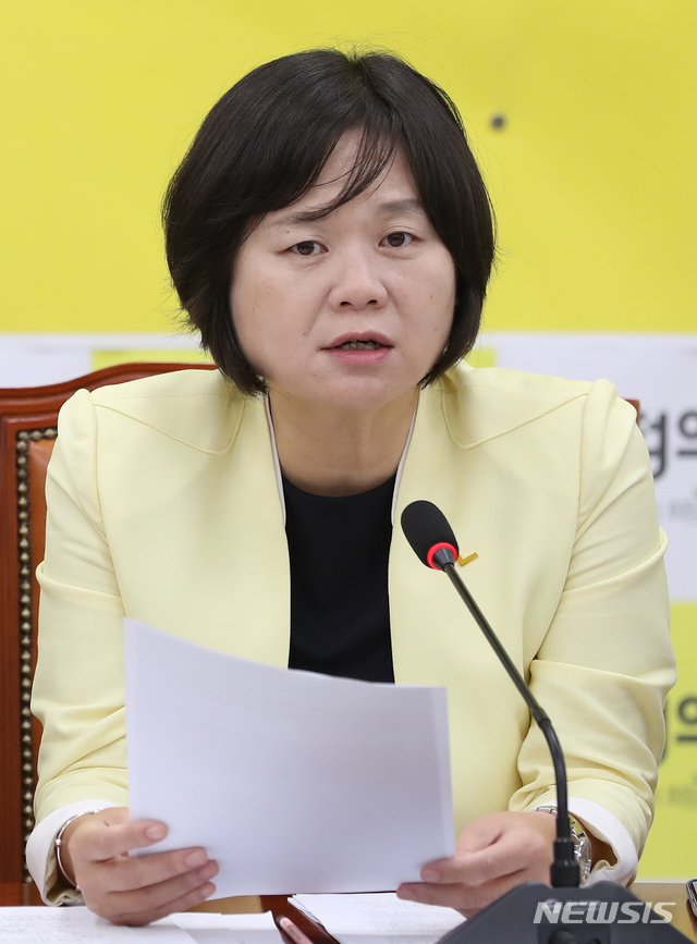 【서울=뉴시스】고승민 기자 = 16일 오전 서울 여의도 국회에서 열린 정의당 상무위원회에서 이정미 대표가 모두발언하고 있다. 2018.07.16. kkssmm99@newsis.com