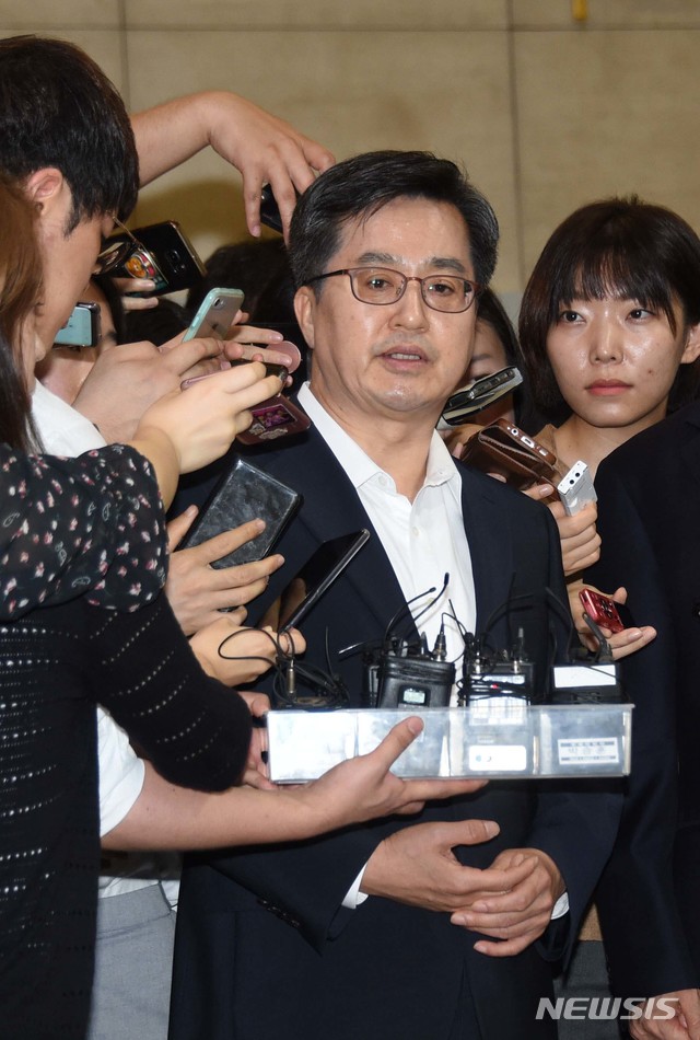 【서울=뉴시스】 김동연 부총리 겸 기획재정부 장관이 16일 서울 남대문 삼성본관빌딩 한국은행에서 이주열 한국은행 총재와 조찬회동 후 기자질문에 답변을 하고 있다. 2018.07.16. (사진=기획재정부 제공)&nbsp; photo@newsis.com