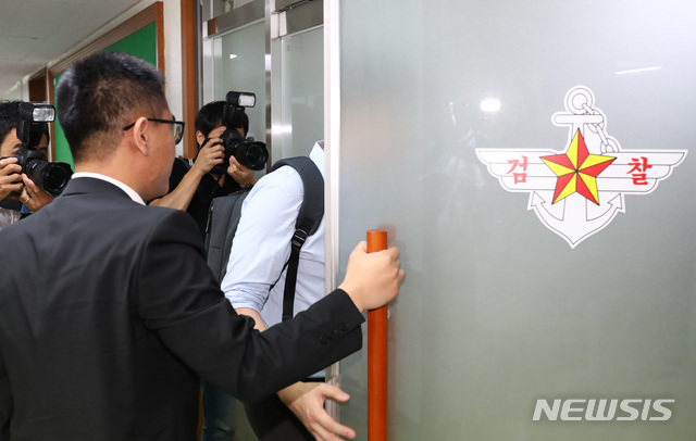 【서울=뉴시스】이영환 기자 = 전익수 단장을 주축으로 하는 특별수사단의 국군기무사령부의 촛불집회 계엄령 검토 문건 작성 경위와 세월호 민간 사찰 의혹 관련 공식 수사가 시작된 지난 16일 오전 서울 국방부 검찰단 별관 사무실에 관계자들이 들어서고 있다. 2018.07.16.&nbsp; 20hwan@newsis.com