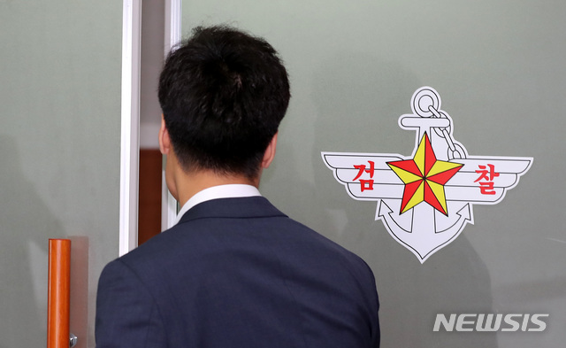 【서울=뉴시스】이영환 기자 = 전익수 단장을 주축으로 하는 특별수사단의 국군기무사령부의 촛불집회 계엄령 검토 문건 작성 경위와 세월호 민간 사찰 의혹 관련 공식 수사가 시작된 16일 오전 서울 국방부 검찰단 별관 사무실에 관계자들이 들어서고 있다. 2018.07.16. 20hwan@newsis.com