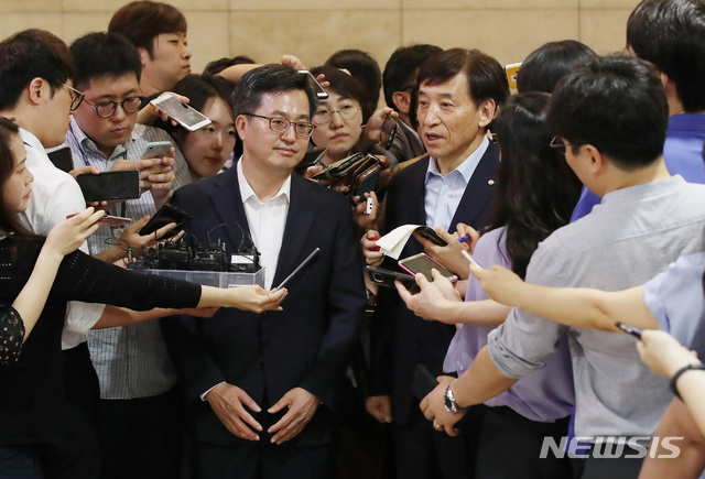 【서울=뉴시스】김진아 기자 = 김동연 부총리 겸 기획재정부 장관과 이주열 한국은행 총재가 16일 서울 중구 한국은행에서 최근 경제·금융 현안과 대응방향을 논의를 위한 조찬 회동 후 브리핑을 하고 있다. 2018.07.16.&nbsp; bluesoda@newsis.com