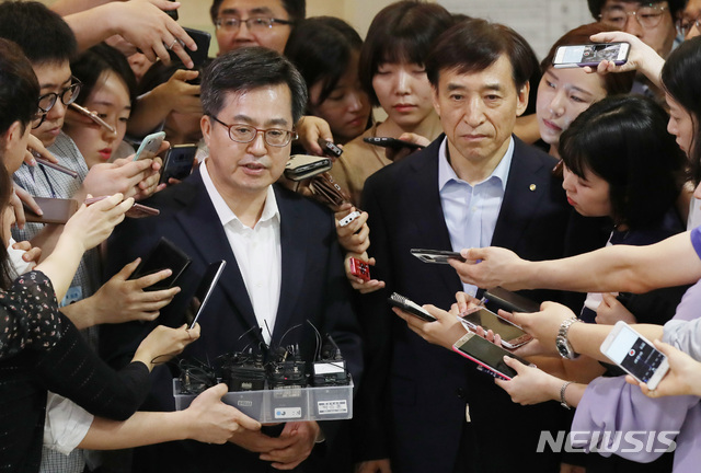 【서울=뉴시스】김진아 기자 = 김동연 부총리 겸 기획재정부 장관과 이주열 한국은행 총재가 16일 서울 중구 한국은행에서 최근 경제·금융 현안과 대응방향을 논의를 위한 조찬 회동 후 브리핑을 하고 있다. 2018.07.16. bluesoda@newsis.com