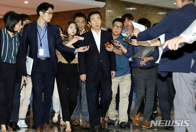 【서울=뉴시스】박영태 기자 = 16일 오전 서울 영등포구 여의도 국회에서 진행된 자유한국당 의원총회에 김성태 당대표 권한대행 겸 원내대표가 의총장으로 입장할때 자유한국당 재건비상행동 회원들이 김성태 권한대행의 사퇴를 촉구하는 피켓을 들고 시위하고 있다. 2018.07.16.since1999@newsis.com