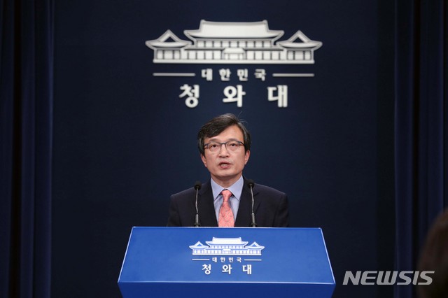 【서울=뉴시스】박진희 기자 = 김의겸 청와대 대변인이 16일 오전 청와대 춘추관에서 계엄령 문건 관련 대통령 지시사항을 브리핑 하고 있다. 2018.07.16.&nbsp; pak7130@newsis.com