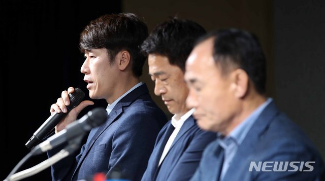 【서울=뉴시스】고범준 기자 = 16일 오전 서울 종로구 축구회관 다목적회의실에서 열린 '2018 자카르타-팔렘방 아시안게임 명단발표 기자회견'에서 김은중 코치가 취재진 질문에 답변하고 있다. 2018.07.16. bjko@newsis.com