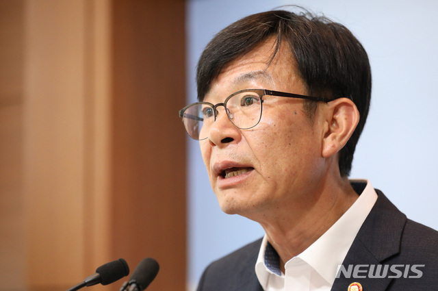 【세종=뉴시스】강종민 기자 = 김상조 공정거래위원장이 16일 오전 정부세종청사에서 오는 17일부터 시행되는 개정 하도급 법령의 주요 내용과 하도급 분야에 대한 정책방향·최저임금 상승으로 인한 가맹점주의 부담을 더는 방안에 대해 설명하고 있다. 2018.07.16.&nbsp; ppkjm@newsis.com