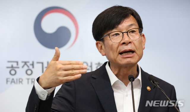 【세종=뉴시스】강종민 기자 = 김상조 공정거래위원장이 16일 오전 정부세종청사에서 오는 17일부터 시행되는 개정 하도급 법령의 주요 내용과 하도급 분야에 대한 정책방향·최저임금 상승으로 인한 가맹점주의 부담을 더는 방안에 대해 설명하고 있다. 2018.07.16.&nbsp; ppkjm@newsis.com