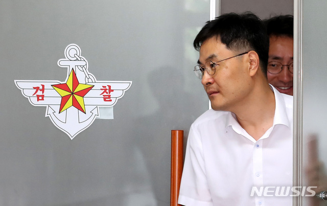 【서울=뉴시스】이영환 기자 = 국군기무사령부의 촛불집회 계엄령 검토 문건 작성 경위와 세월호 민간 사찰 의혹 관련 특별수사단의 공식 수사가 시작된 16일 오전 서울 국방부 검찰단 별관 사무실에서 전익수 특별수사단장이 사무실을 나서고 있다. 2018.07.16.&nbsp; 20hwan@newsis.com