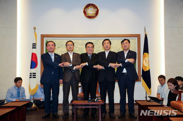 【서울=뉴시스】홍효식 기자 = 문희상 국회의장과 여야 원내대표들이 16일 오전 서울 여의도 국회에서 열린 여야 4개 교섭단체 회동에 앞서 포즈를 취하고 있다. 왼쪽부터 평화와 정의 의원모임 장병완, 더불어민주당 홍영표 원내대표, 문희상 국회의장, 자유한국당 김성태, 바른미래당 김관영 원내대표. 2018.07.16. photo@newsis.com